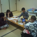 大部屋でくつろぐ被災地ボランティア