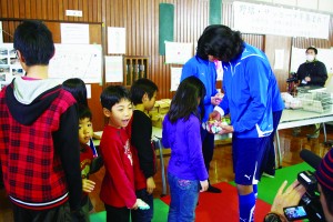 避難所を訪問した中澤選手