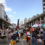商店街を歩行者天国にしてイベントを開催する「新町ふれあい広場」の風景