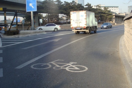 市内の至る所に設けられている自転車レーン(6月21日)