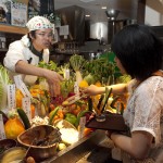 サラダバーで福島野菜に手を伸ばす女性客
