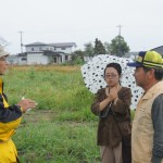 木の診断を話し合う樹木医の神庭さん(左)と、名取市の森さん一家