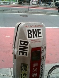 街に貼られたBNEのステッカー