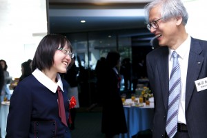 祝賀会05(左は高校生の部特別審査委員賞受賞者、右は会長の藤沼です)
