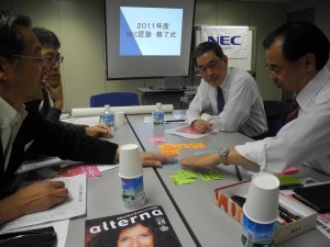 NEC匠塾第一期 第一期「NEC匠塾」の最終回で、「自分への約束」を発表した参加者たち