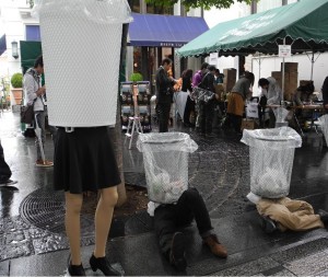 東京表参道で、擬人化ゴミ箱