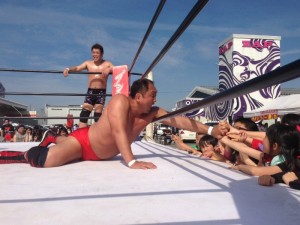 加工済)チャリティプロレスで子どもに勇気を