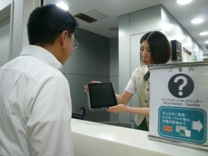 掲載用)iPad活用し、山手線で遠隔手話・通訳サービス