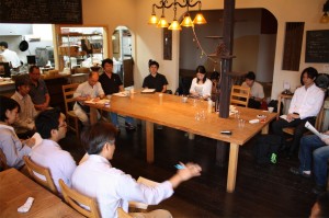 それそ_れの発表をもとに議論するIMG_7078