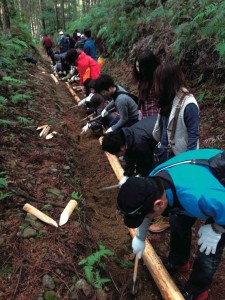 水路補強作業のようす