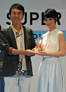 石原伸晃環境大臣と女優の剛力彩芽さん(2014年5月30日撮影)