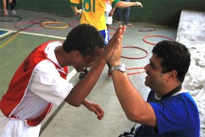 サッカーを楽しみに慈善協会に集まるストリートチルドレンは多い