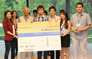 「ユヌス&ユース・ソーシャル・ビジネス・デザイン・コンテスト2014」で優勝したチーム「マイボ」とユヌス博士