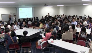 グループに分かれて話し合う参加者たち(撮影:宮島裕)