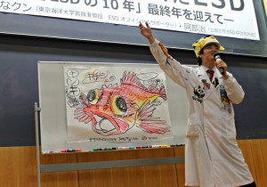 魚のイラストを描きながら、海の持続可能性を語るさかなクン