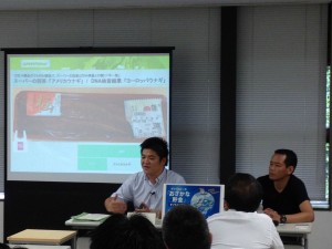 記者会見するグリーンピース・ジャパンの花岡和佳男・海洋生態系問題担当。右は北里大学海洋生命科学部の吉永龍起講師