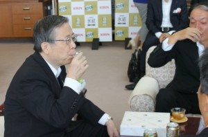 「キリン 氷結 和梨」を試飲する佐藤知事＝7月31日福島県庁知事室で
