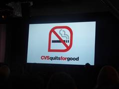 スクリーンに映し出されたCVSのスライド。「CVSは、永遠に（良いことのために、とのダブルミーニング）タバコをやめます」というシンプルかつダイレクトな宣言が、鮮烈な印象を残す