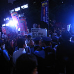 抗議は夜遅くまで続いた＝30日夜、官邸前で