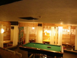 会員制居酒屋「結」の店内には、ビリヤードもある