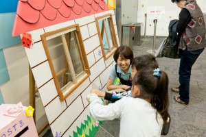 社員のアイデアから生まれた、販売店を営む父親の仕事を体験できるキッズコーナー