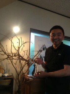 タネを自家採取できる状態になった茄子の木と、「warmerwarmer」代表の高橋一也さん