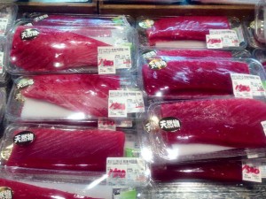 スーパーの鮮魚コーナーに並ぶクロマグロ(通称、本まぐろ)商品
