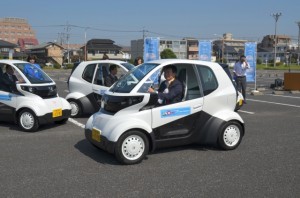 MC‐βに試乗する清水勇人さいたま市長