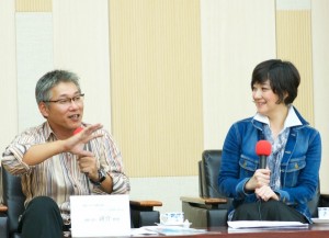 「日本では僕はややこしいダメなやつ」と会場の笑いをさそった清水教授(左)