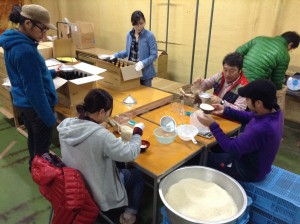 コメの充填やラベル貼りは地元の有志が行った