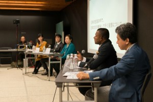 2015年4月に開設する龍谷大学国際学部に就任予定の教授陣とにしゃんた氏(写真右から2番目)