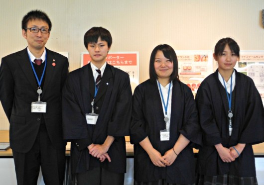 左から、五所川原農林高校の加藤佑也教諭、對馬祐也さん、松橋祐芙加さん、宮川瑠花さん