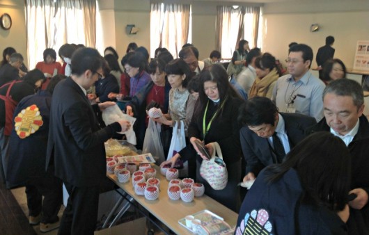 昼休みに入り、一斉に駆け付ける日立社員ら