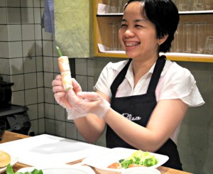 生春巻きのレシピを教えるシェフのフンさん