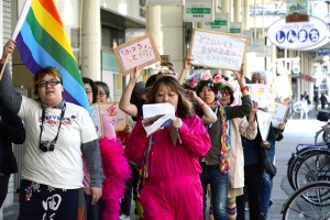 先頭左から、岡田さん、宇佐美さん。参加者は昨年の3人から8倍の24人に