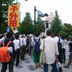 国会周辺で安保法案の廃案を訴えるデモ参加者=11日