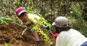 山に植樹をする親子(群馬・丸沼高原)