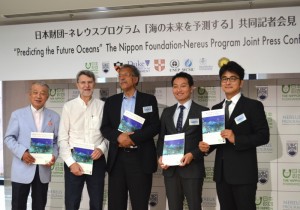 記者会見のため来日した研究者たち(左端は日本財団の笹川陽平会長)