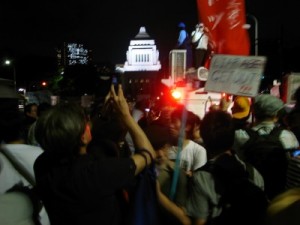国会前で「安倍はやめろ」などと抗議する市民=15日夜