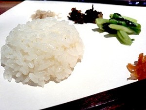 小滝米の塩にぎりや山菜の漬物などが振る舞われた。
