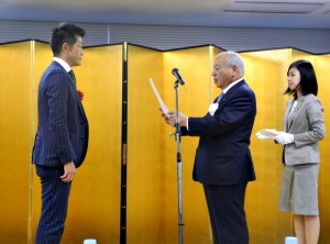 「eco検定アワード2015」の授賞式で。エコユニット部門大賞を受賞したセリタ建設芹田章博専務(左)