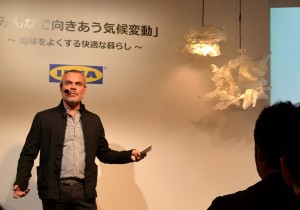 イケア・ジャパンのピーター・リスト代表取締役。右上はイケアのLED照明