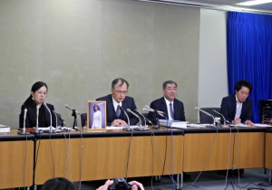 和解後、記者会見する森美菜さんの父・豪さん(左から2番目)と母の祐子さん