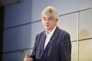 講演するメル・ヤング氏=13日、都内で