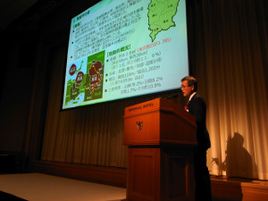 「PwCあらた監査法人」主催のシンポジウムで公演する太田昇・岡山県真庭市長=11月30日、都内で
