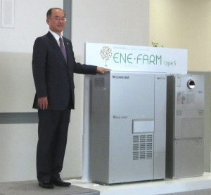 本荘武宏社長自ら「エネファームtype S」の発表会に登場