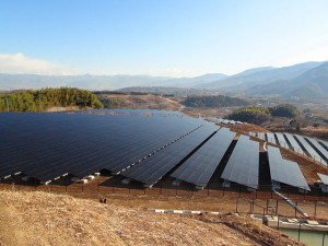 日本国内の大規模太陽光発電施設(Wikimedia Commons.)