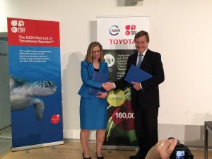 左）調印式でのIUCN アンダーセン事務局長 右）トヨタ自動車ルロワ副社長