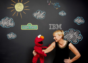 エルモとIBMワトソンインターネット部長のハリエット・グリーン氏 Image credit: John O'Boyle, Feature Photo Service for IBM