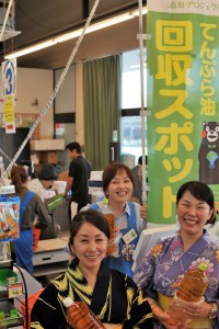 山鹿灯籠まつり向けに廃食油を精製した自然と未来の星子文社長(左)